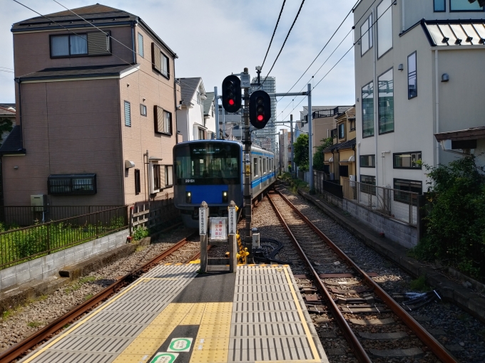 鉄道乗車記録の写真:乗車した列車(外観)(4)        「乗車する電車が2番線ホームに入線してくるところを撮影」