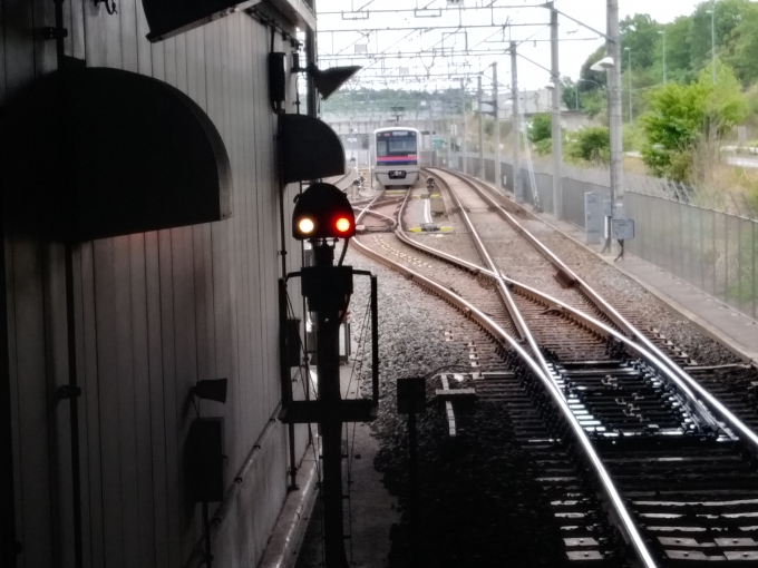 鉄道乗車記録の写真:駅舎・駅施設、様子(2)        「ホームから成田空港方面を撮影。乗車する電車が待機している」