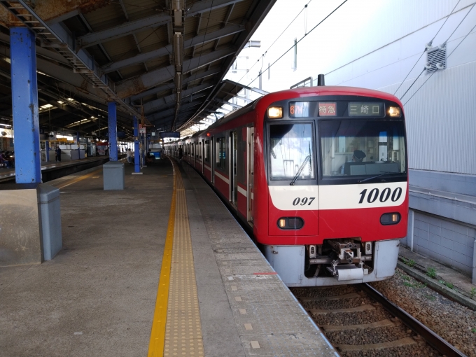 鉄道乗車記録の写真:乗車した列車(外観)(2)        「京急久里浜行特急との待ち合わせ停車中に撮影」