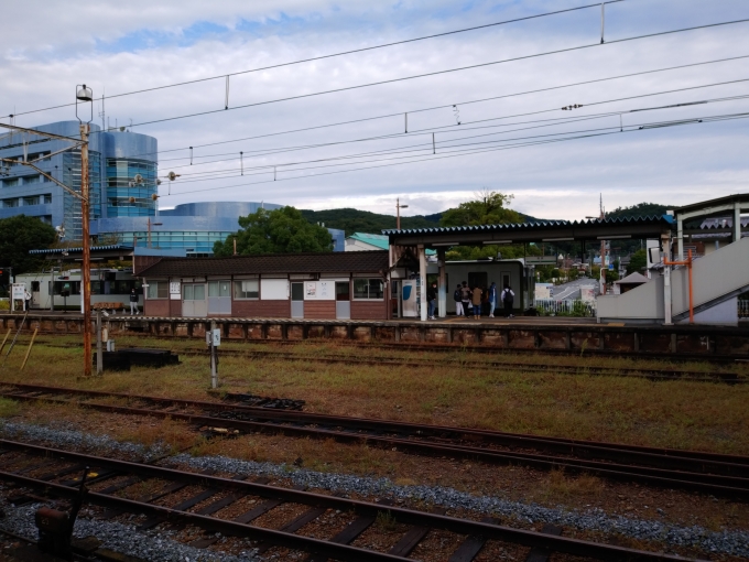 鉄道乗車記録の写真:列車・車両の様子(未乗車)(4)        「秩父鉄道ホームからJR八高線ホームに停車中の列車を撮影」