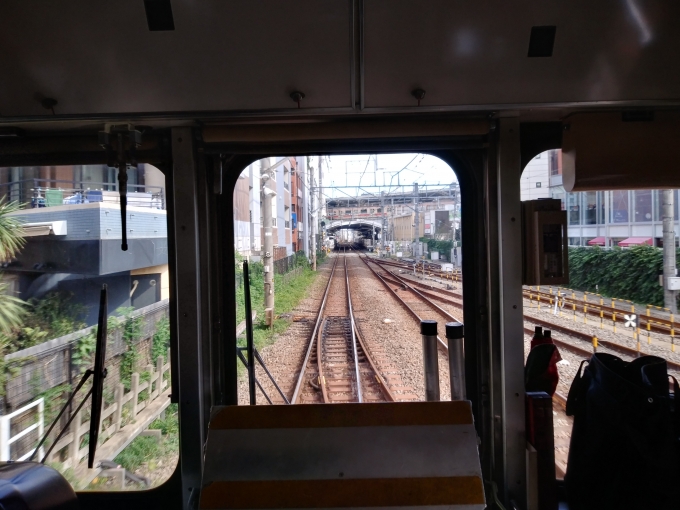 鉄道乗車記録の写真:車窓・風景(2)        「東急東横線と立体交差する。東横線ホームに車両が停車している」