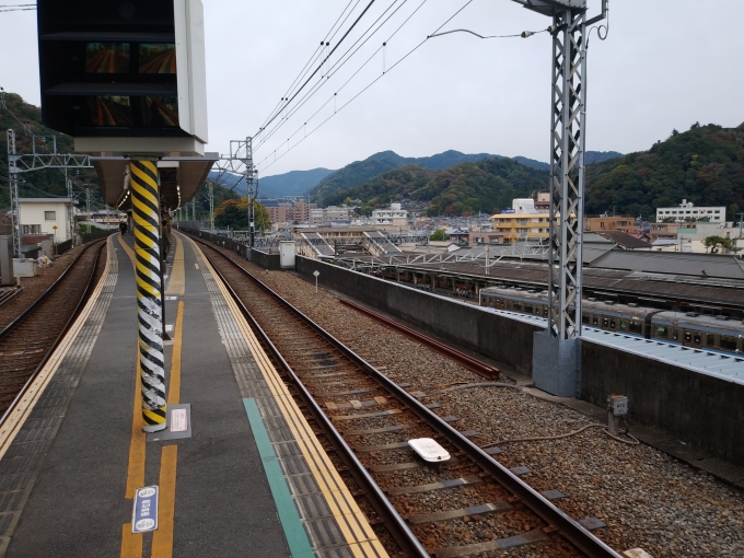 鉄道乗車記録の写真:駅舎・駅施設、様子(1)        「右側にJR高尾駅ホームが見える」
