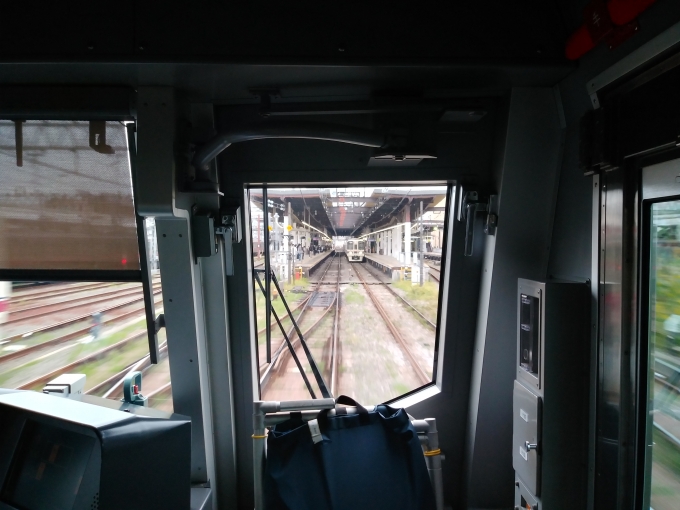 鉄道乗車記録の写真:車窓・風景(4)        「高幡不動駅に進入していく」