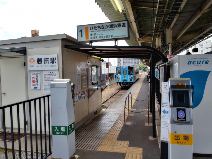 鉄道乗車記録の写真:車内設備、様子(1)        「JR勝田駅改札を経由して、常磐線ホーム横にある駅に入場」