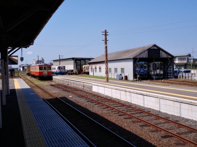 鉄道乗車記録の写真:駅舎・駅施設、様子(2)        「那珂湊駅ホームから車両基地を望む」