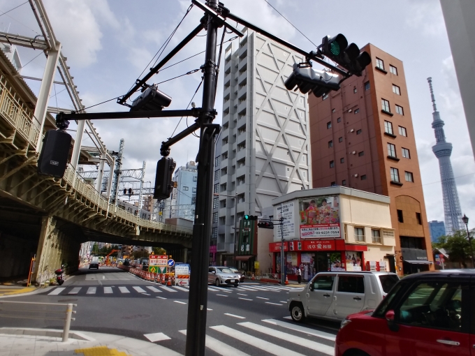 鉄道乗車記録の写真:駅舎・駅施設、様子(4)        「浅草駅北口から大カーブ(ガード)を見上げる。浅草駅に入線していく電車が写っている」