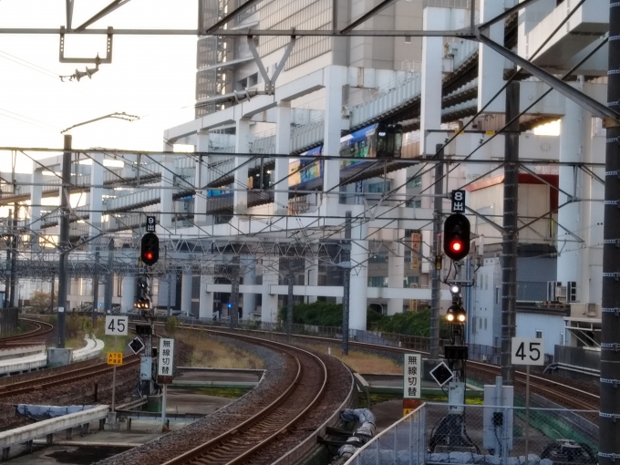 鉄道乗車記録の写真:列車・車両の様子(未乗車)(2)     「8番線ホームから千葉モノレールを撮影」