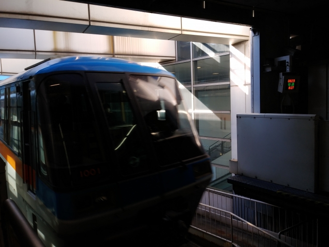 鉄道乗車記録の写真:乗車した列車(外観)(1)          「乗車するモノレールが浜松町駅に入線するところ」