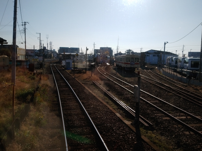 鉄道乗車記録の写真:車窓・風景(4)        「竜ヶ崎駅に入線するところ、右側に車両基地がある」