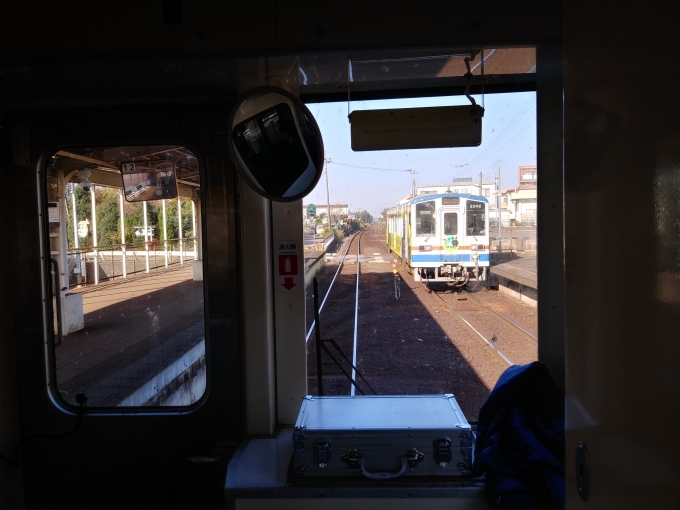 鉄道乗車記録の写真:車窓・風景(5)        「戸頭駅で上り列車とすれ違う」