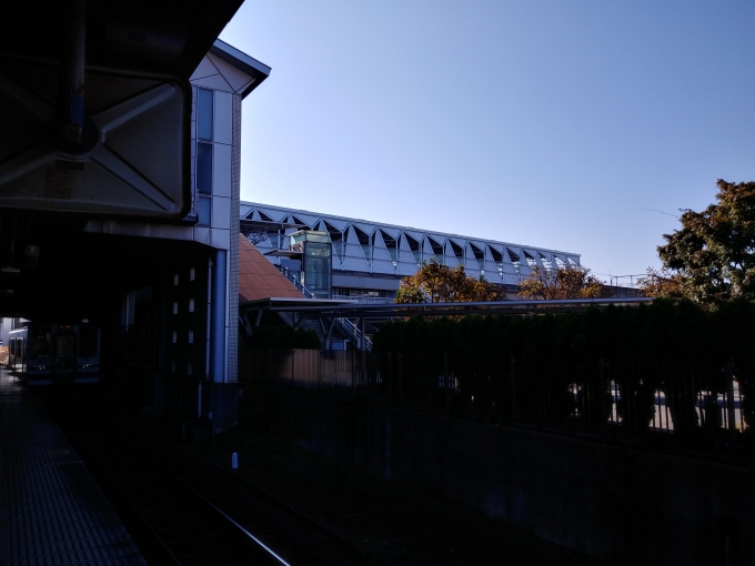 鉄道乗車記録の写真:駅舎・駅施設、様子(1)        「関東鉄道ホームからつくばエクスプレス駅舎を撮影」