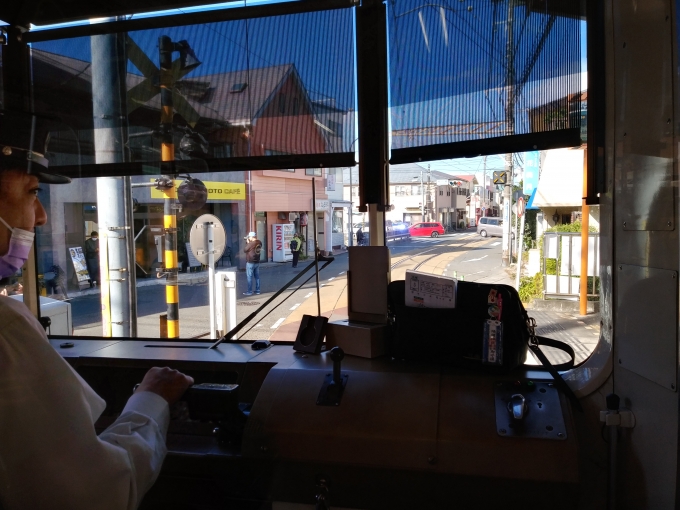 鉄道乗車記録の写真:車窓・風景(5)        「腰越駅から道路上を運行する」