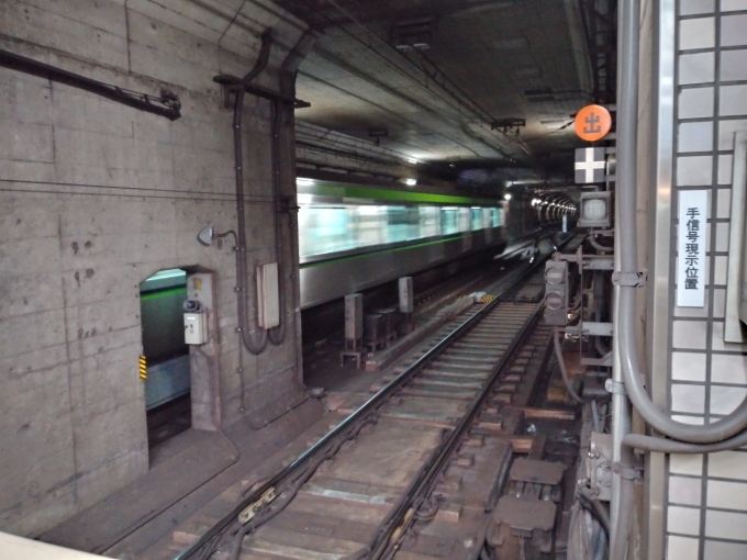 鉄道乗車記録の写真:列車・車両の様子(未乗車)(5)        「急行が通過線を通って普通電車を追い越し、本線に入る。通過線は壁で仕切られ、ホームからは見えない」