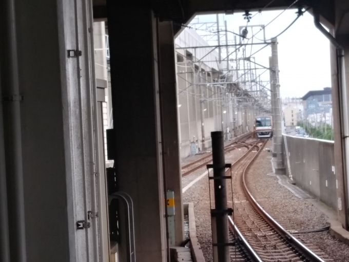 鉄道乗車記録の写真:駅舎・駅施設、様子(3)        「新木場駅ホームから車庫方向を撮影。2番線ホームに進入する電車が待機している。」