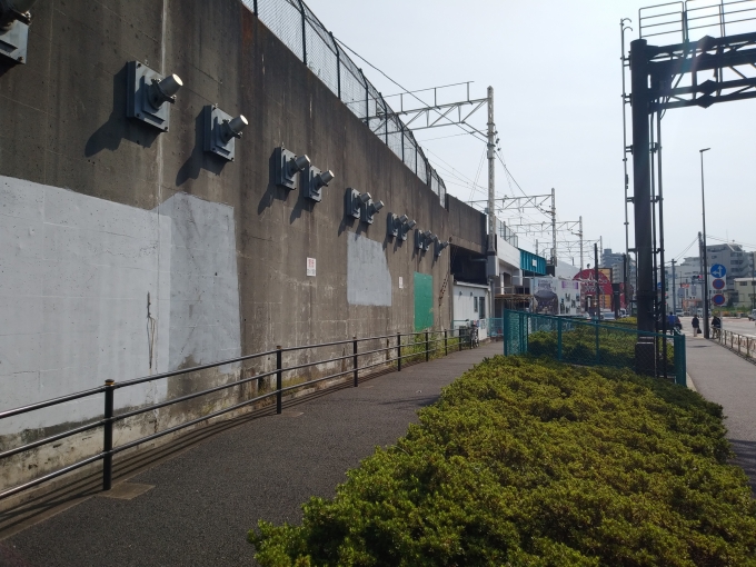 鉄道乗車記録の写真:駅舎・駅施設、様子(1)        「第二京浜に沿って高架が設置されており、都営浅草線から馬込車両検修場への引込線となっている」