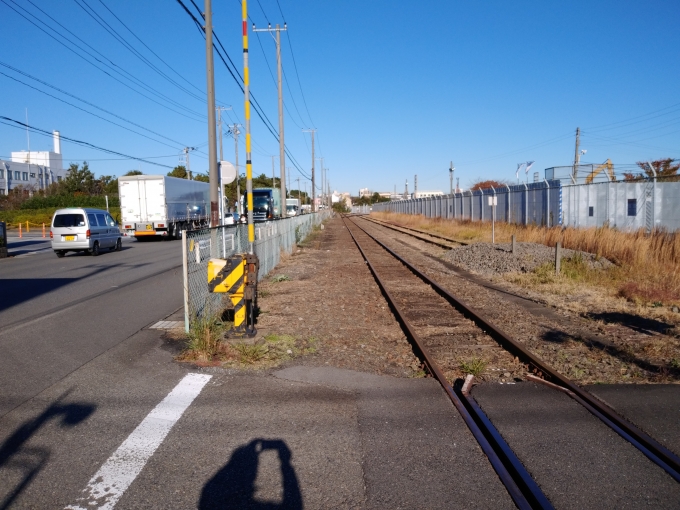 鉄道乗車記録の写真:車窓・風景(2)        「廃線となった「石油支線」、日石踏切から安善駅方向を撮影」
