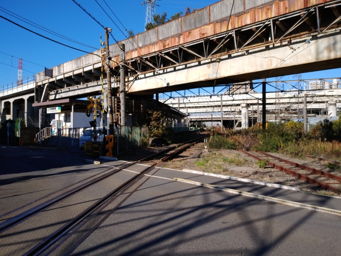 鉄道乗車記録の写真:駅舎・駅施設、様子(2)        「田島踏切から浜川崎駅を撮影」