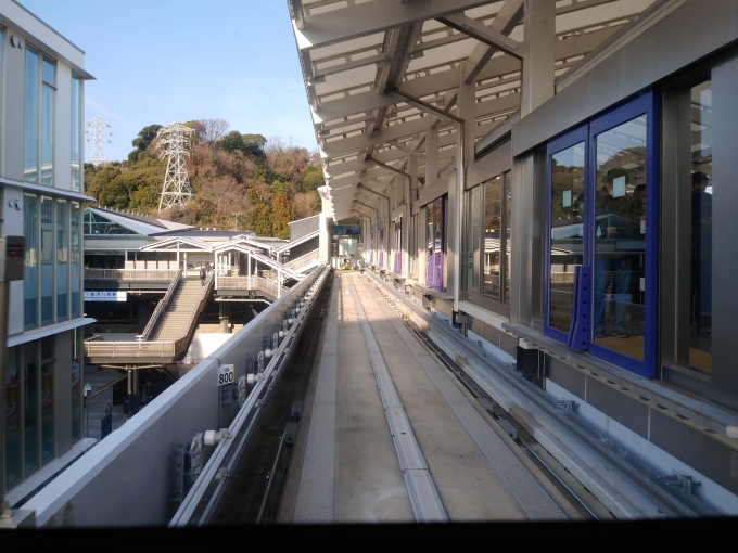 鉄道乗車記録の写真:駅舎・駅施設、様子(3)        「金沢八景駅に入線していく」
