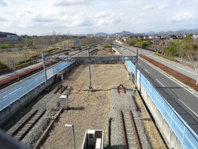 鉄道乗車記録の写真:駅舎・駅施設、様子(2)     「大規模に整備された鉄道路線の両側に方向別二車線の幹線道路が併走している典型的な造成構造」