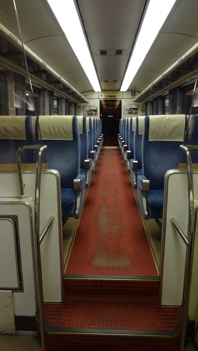 鉄道乗車記録の写真:車内設備、様子(4)        「中間座席もハイデッカー構造で眺望性を高めてます」