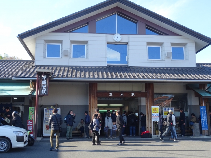 鉄道乗車記録の写真:駅舎・駅施設、様子(2)        「茂木駅もラストランの折り返し時間は普段あり得ない程の混雑です。」