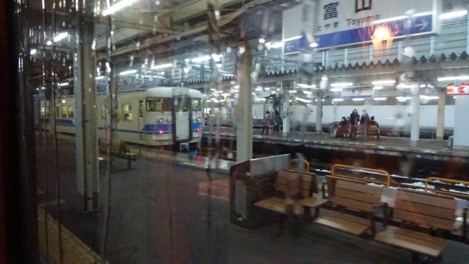 鉄道乗車記録の写真:車窓・風景(24)        「富山駅ではとなりのホームに475系電車の姿も
この車両も終了までカウントダウン状態ですね」