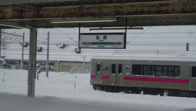 鉄道乗車記録の写真:車窓・風景(43)        「駅名を確認するとなんと〔弘前〕だった。
本来ならば見ることの無いはずだった目の前の光景に愕然とする。
この辺りでも雪はそうとう降っている」