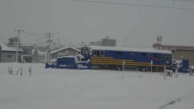 鉄道乗車記録の写真:車窓・風景(44)        「弘前駅で30分近く停車して発車。
すぐに見えてきたのは新型の除雪用機械、どうやらこれは『車両』ではなくて保線用の『機械』扱なのだそうで出動する際には『列車』が走れないように線路閉鎖をする必要があるとか･･･」