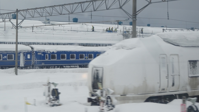 鉄道乗車記録の写真:列車・車両の様子(未乗車)(56)        「元〈スーパーひたち〉用の651系電車の姿も有りました。白いタキシードボディが大量の雪に埋もれています。」