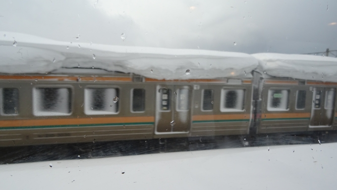 鉄道乗車記録の写真:列車・車両の様子(未乗車)(57)        「211系電車も！
首都圏で生活する者として、見慣れた直流電車が遠く離れた交流区間の青森で大量に存在している事にすこし違和感を感じます。
屋根上の高く積もった雪に長く眠っているのが見て取れます。」