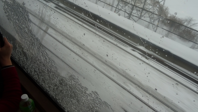 鉄道乗車記録の写真:車窓・風景(61)        「そして新・在併用の３線軌道区間に入る。
やはり青函トンネル内は外気よりも暖かいと見えて、車体に張り付いた雪や氷もみるみる溶けてきている様子」