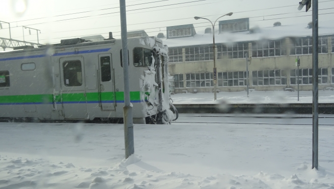 鉄道乗車記録の写真:列車・車両の様子(未乗車)(67)     「ホームには北海道色のキハ４０形気動車もいます。
そしてスイッチバックしないで発車する
心の中で「あぁ～!!そっちじゃな～い!!!」て叫ぶのも無駄な抵抗で･･･」