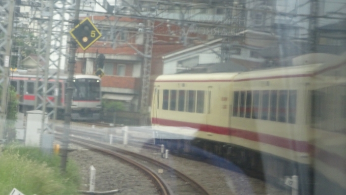 鉄道乗車記録の写真:車窓・風景(6)        「所沢駅手前の大カーブで先頭車が見えます。所沢駅を発車して来た東急5050系電車とすれ違う場面」