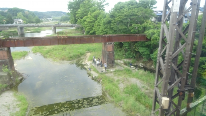 鉄道乗車記録の写真:車窓・風景(8)     「だんだん風景に緑が多くなってきました。入間川橋梁にも撮り鉄さん来てますね。
旧線の廃線鉄橋も未だ健在です。」