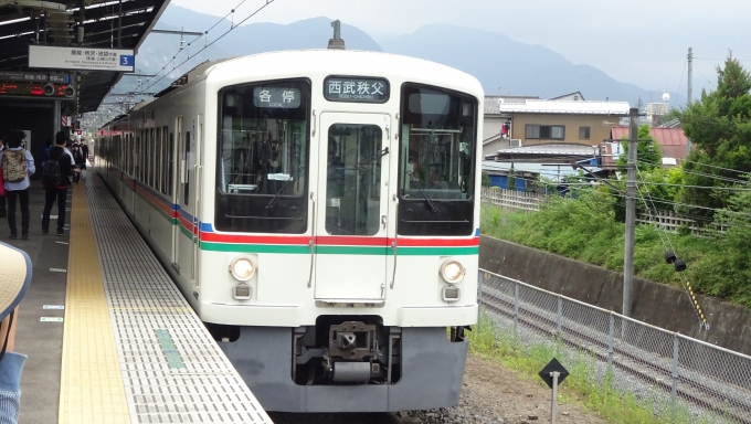鉄道乗車記録の写真:列車・車両の様子(未乗車)(18)        「東武の6050型と似たような特徴の西武4000系電車。
どちらも観光輸送を担う為に開発された２扉セミクロスシート車で最近は運用が見直されて都心側では見かけなくなったのも同じですね。」