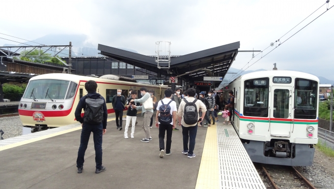 鉄道乗車記録の写真:駅舎・駅施設、様子(19)        「西武秩父駅にて4000系電車と並ぶ10000系レッドアロークラシック。
もう見られなくなる風景ですね」