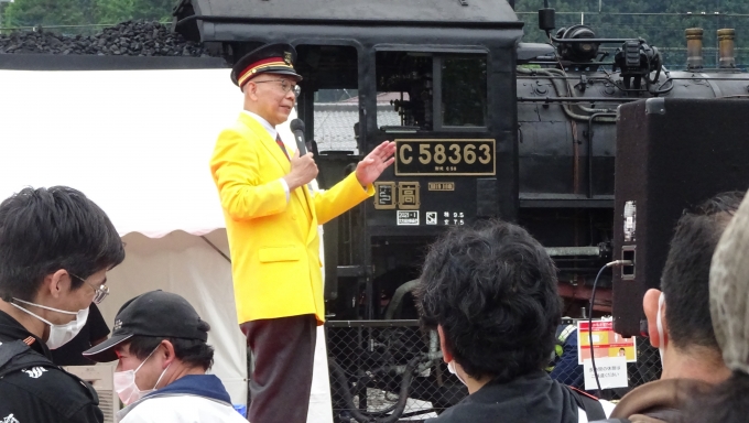 鉄道乗車記録の写真:旅の思い出(6)        「整備中のＣ58のとなりでは、ステージ上で立川真司さんの鉄道ものまね漫談の最中でした。
列車の音まねや駅とか車内のアナウンスの見事な再現、それをつなぐベテラン芸人らしい軽やかなトークに引き込まれてしまいました。」