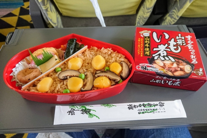 鉄道乗車記録の写真:駅弁・グルメ(4)        「お昼は米沢駅で買った、「栗めし弁当」と「山形いも煮」です。」