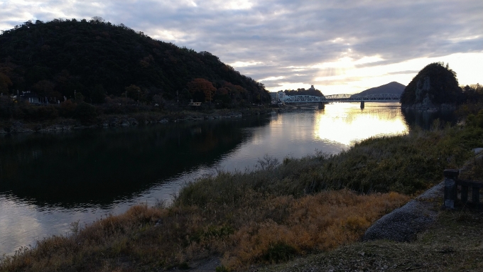 鉄道乗車記録の写真:旅の思い出(1)        「「犬山城と犬山橋を渡る名鉄電車」
撮影をした場所
「若鮎の並木」近くの場所で
」