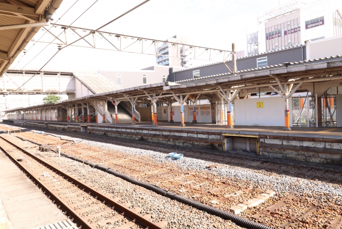 鉄道乗車記録の写真:駅舎・駅施設、様子(2)        「高架化工事中、上り線を付け替え中」