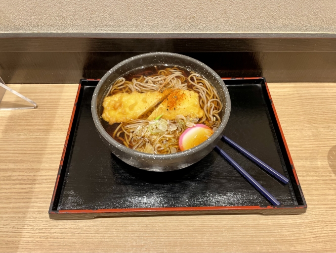 鉄道乗車記録の写真:駅弁・グルメ(4)        「秋田駅の駅そばでイカ天そば(麺大盛)を食べました。」