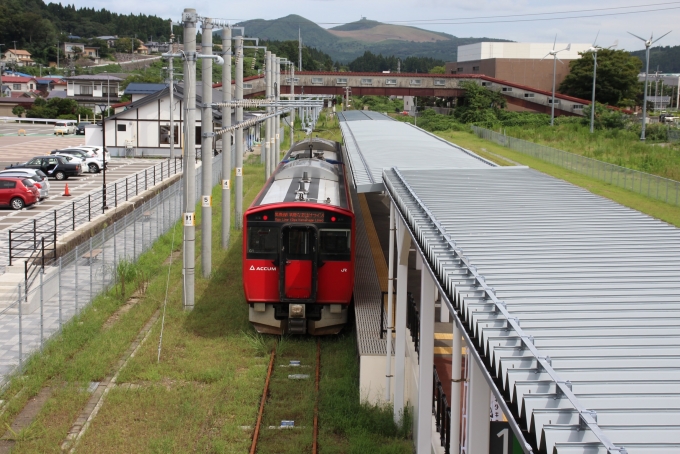 鉄道乗車記録の写真:乗車した列車(外観)(6)        「男鹿駅到着後パンダグラフを上げて充電する」