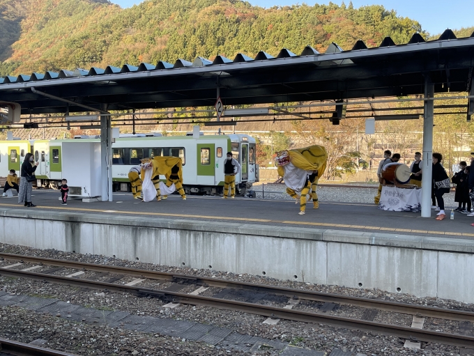 鉄道乗車記録の写真:旅の思い出(2)        「釜石駅では虎舞の披露がありました。」