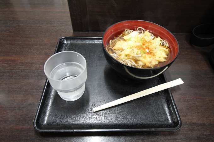 鉄道乗車記録の写真:駅弁・グルメ(1)        「一ノ関駅の駅そばで天ぷらそばを食べました。」