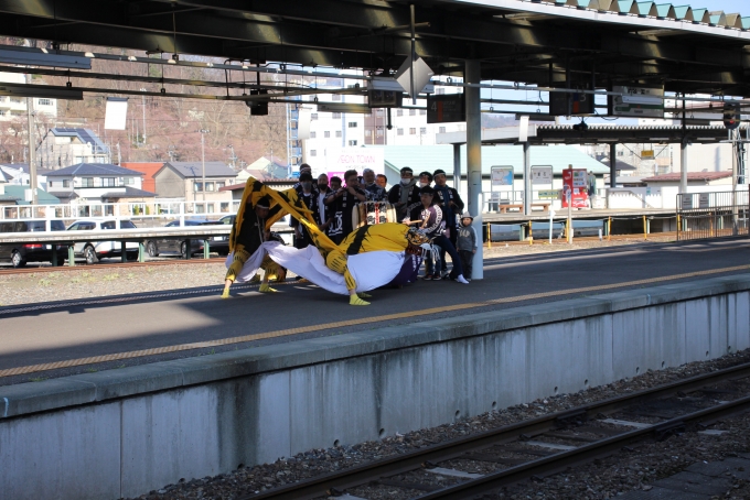 鉄道乗車記録の写真:旅の思い出(3)        「釜石駅では郷土芸能の虎舞の披露がありました。」
