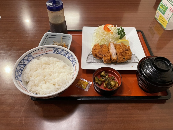 鉄道乗車記録の写真:駅弁・グルメ(5)        「釜石駅から歩いて約20分のところにあるまるまつでとんかつ定食ご飯大盛りを食べました。」