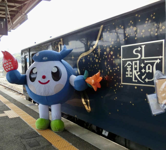 鉄道乗車記録の写真:駅舎・駅施設、様子(1)          「釜石駅では地元のキャラクターがお見送りに来ていました。」