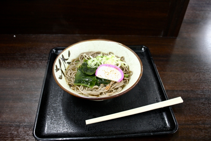 鉄道乗車記録の写真:駅弁・グルメ(1)        「一ノ関駅の駅そばでかけそば(つゆ少なめ)を食べました。」