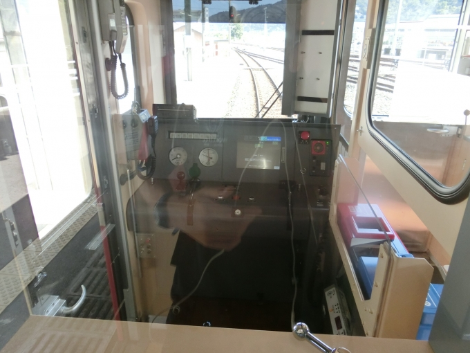鉄道乗車記録の写真:旅の思い出(1)        「運転台の写真です。
JR線乗り入れ対応の為、列車無線が設置されている。」
