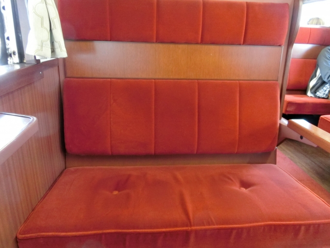 鉄道乗車記録の写真:車内設備、様子(3)        「シートはボックスシートである。」